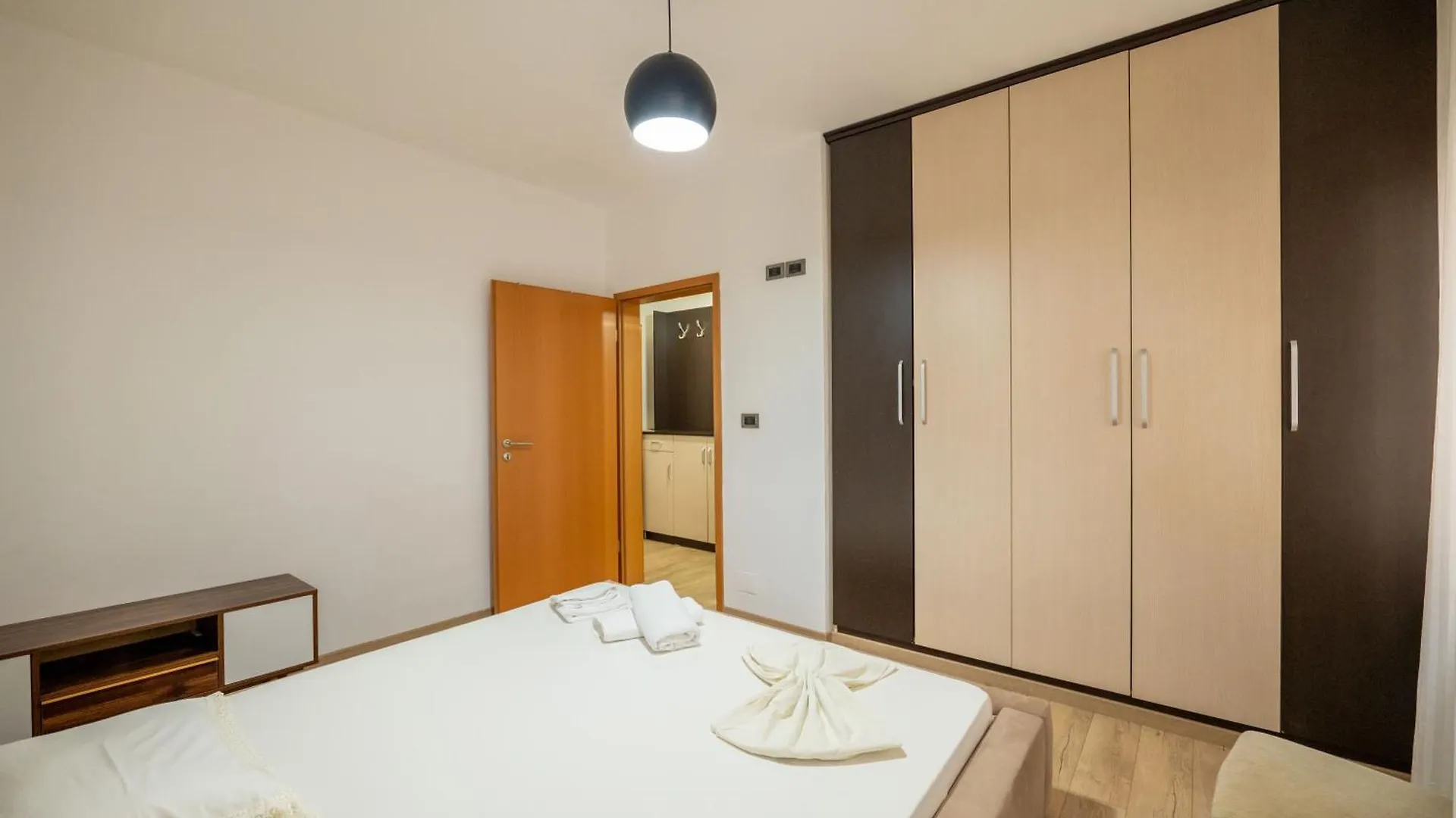 Tirent Apartment - Spacious 2-Bedroom Stay Near Liqeni I Thate Tirana
