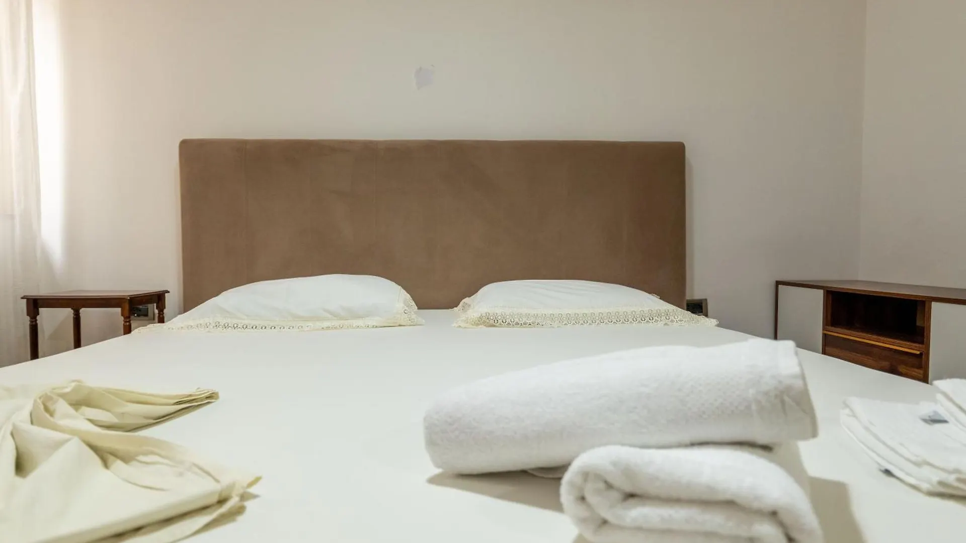 Tirent Apartment - Spacious 2-Bedroom Stay Near Liqeni I Thate Tirana