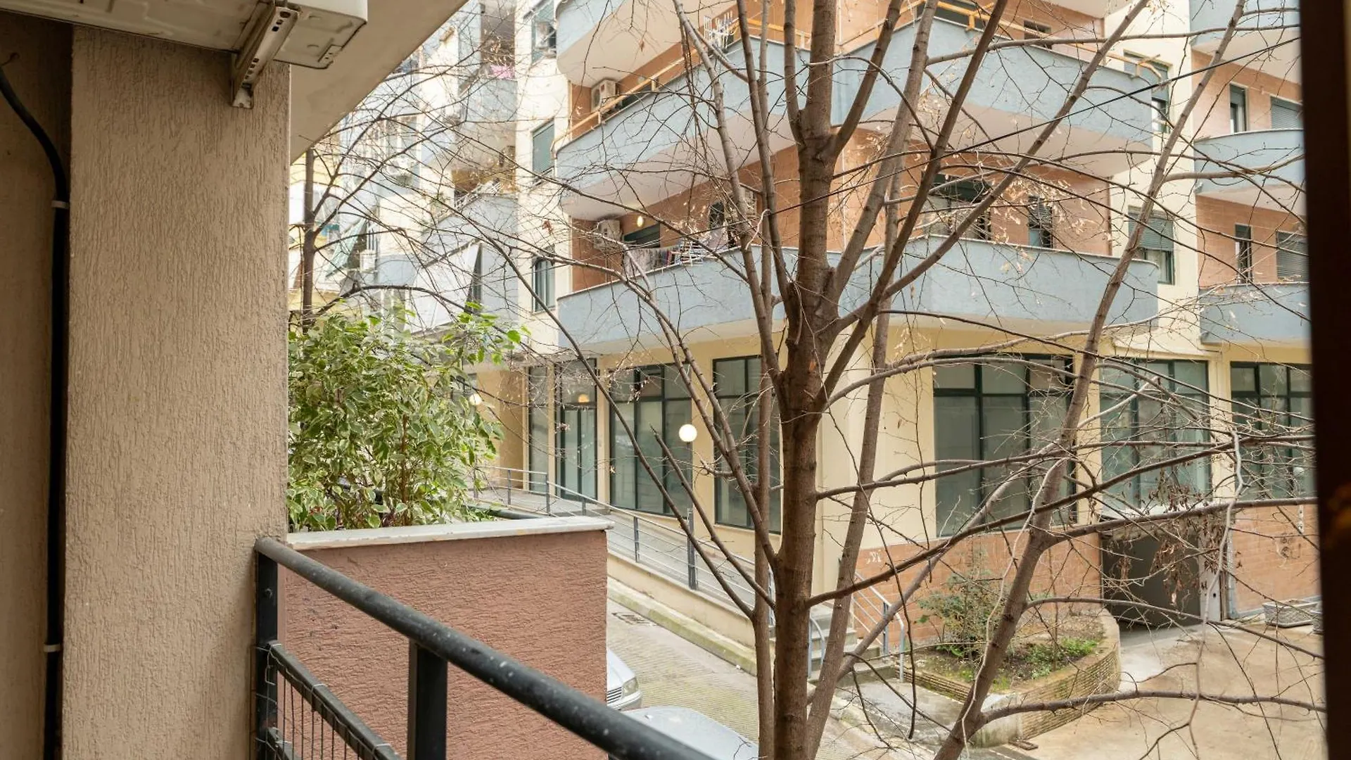 Tirent Apartment - Spacious 2-Bedroom Stay Near Liqeni I Thate Tirana
